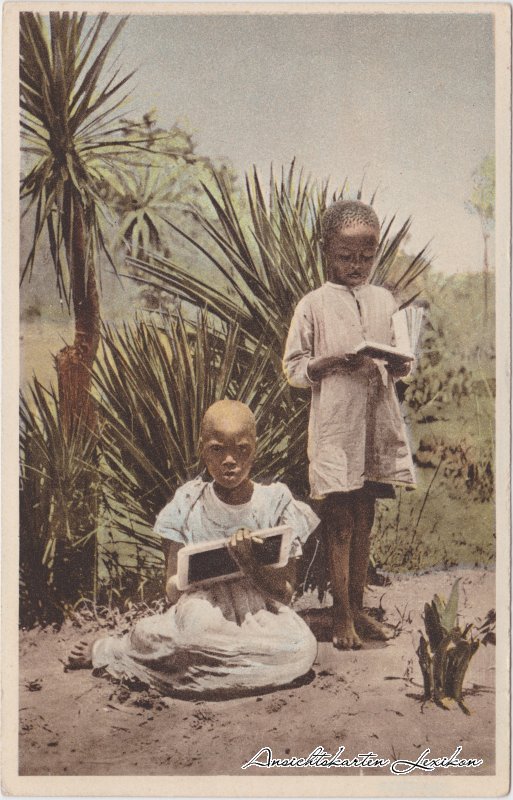vergrößern: Bildseite historische Ansichtskarte von 1932: Eingeborene Schulkinder in Südafrika::