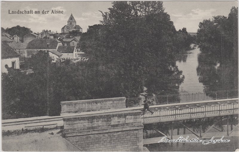 vergrößern: Bildseite historische Ansichtskarte von 1917: Stadt an der Aisne - Brücke und Soldat (Erster Weltkrieg)::