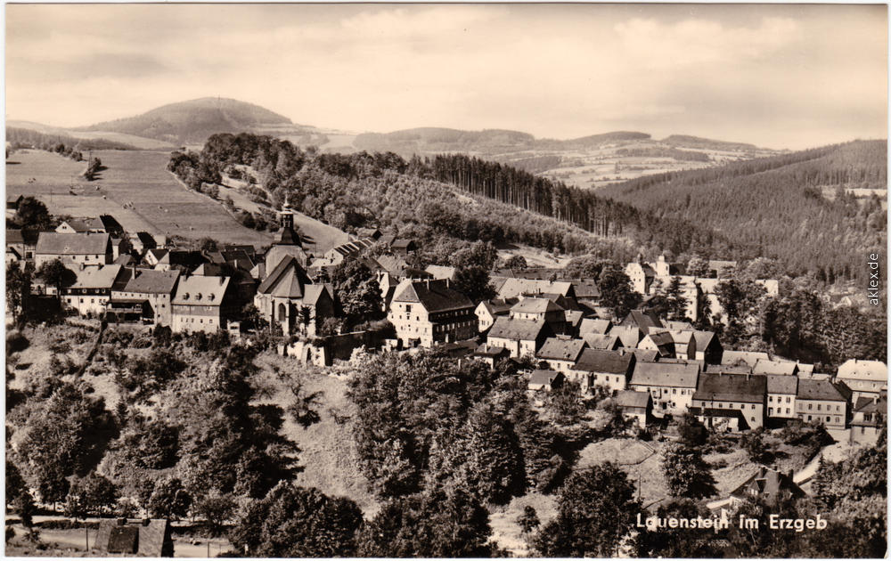 vergrößern: Bildseite historische Ansichtskarte von 1964: Panorama-Ansicht:: Lauenstein (Erzgebirge)-Altenberg (Erzgebirge)