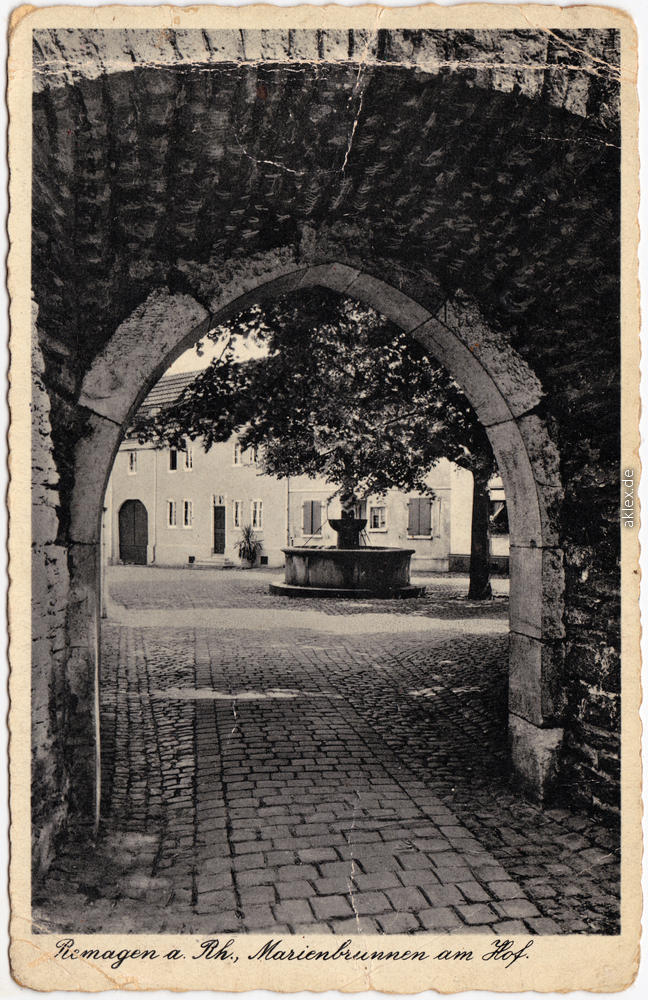 vergrößern: Bildseite historische Ansichtskarte von 1942: Marienbrunnen im Hof:: Remagen