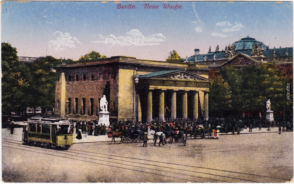 vergrößern: Bildseite historische Ansichtskarte von 1918: Partie an der neuen Wache - belebt - Straßenbahn:: Berlin