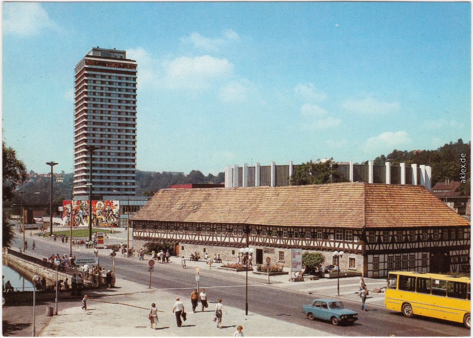 zoom: Image side vintage Postcard from 1989: Waffenmuseum, Straße und Hochhaus:: Suhl