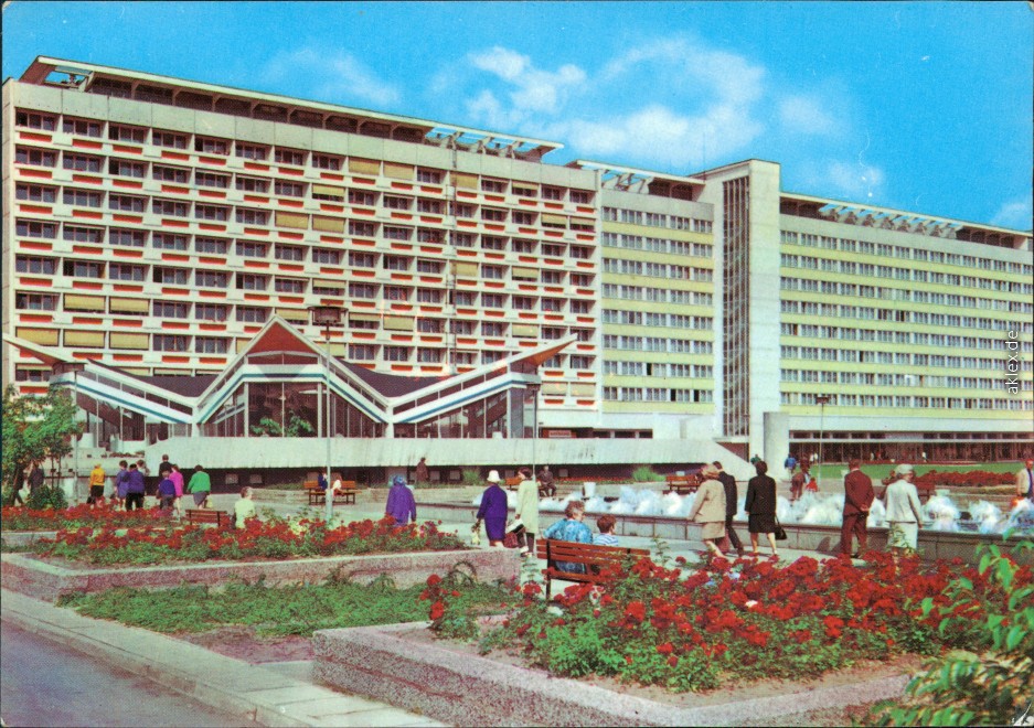 vergrößern: Bildseite historische Ansichtskarte von 1973: Milch-Mokka-Bar "Kosmos" mit Wohnhochhaus im Hintergrund:: Cottbus