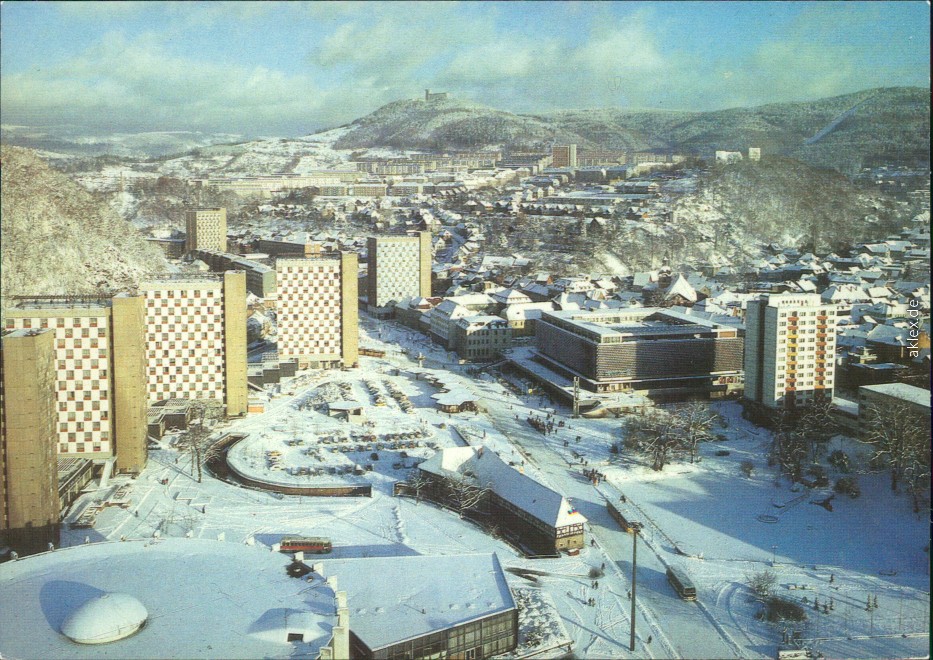 vergrößern: Bildseite historische Ansichtskarte von 1986: Panorama-Ansicht - im Winter:: Suhl
