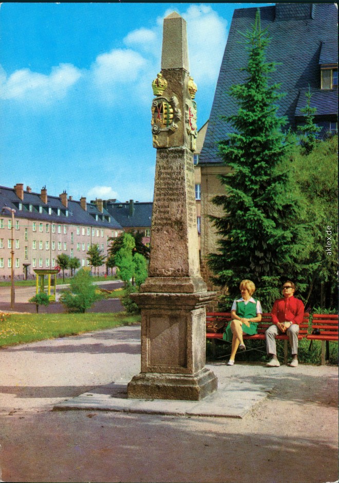 vergrößern: Bildseite historische Ansichtskarte von 1977: Postmeilensäule:: Johanngeorgenstadt