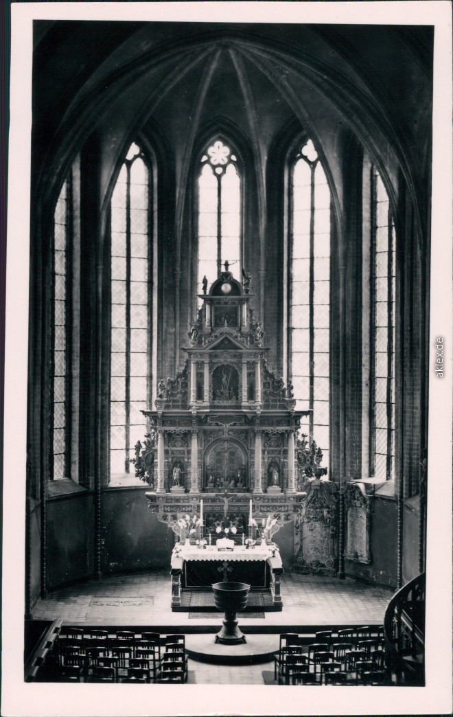 vergrößern: Bildseite historische Ansichtskarte von 1955: St. Maria-Magdalenenkirche - Altar:: Eberswalde