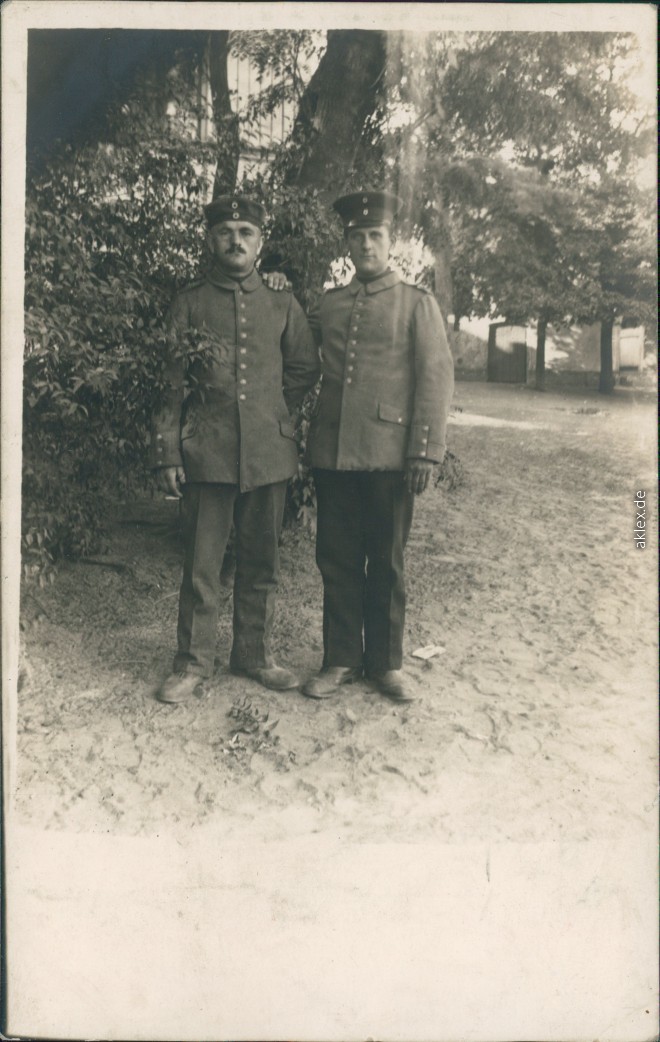 zoom: Image side vintage Postcard from 1916: Soldaten im Park - Militaria WK1 Privatfoto Ak::