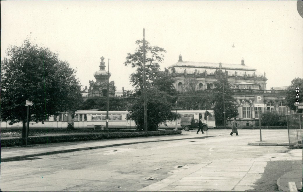 vergrößern: Bildseite historische Ansichtskarte von 1965: Postplatz mit Autos und Straßenbahn:: Innere Altstadt-Dresden