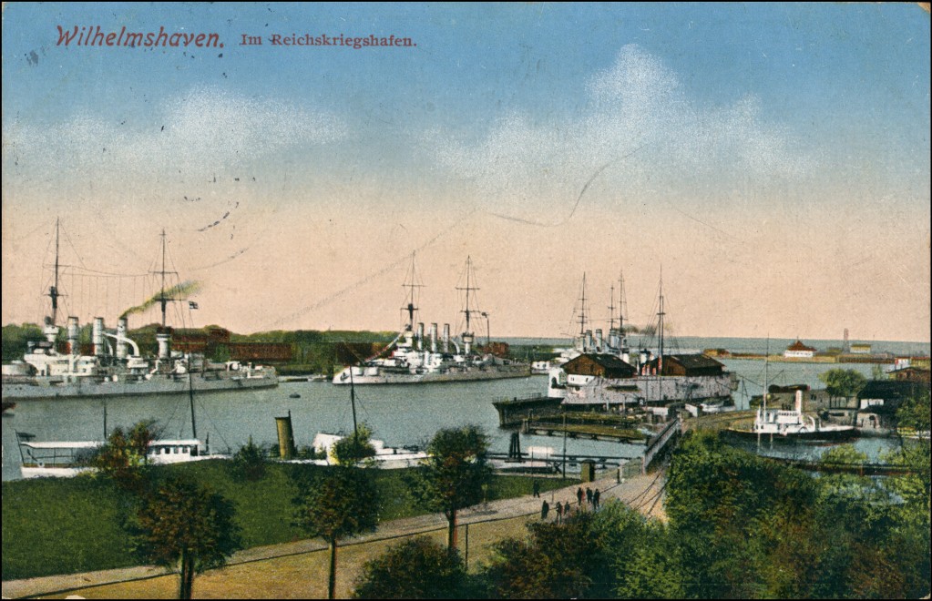 vergrößern: Bildseite historische Ansichtskarte von 1912: Im Reichshafen - Kriegsschiffe:: Wilhelmshaven