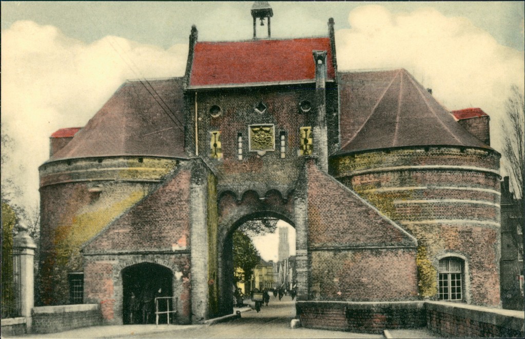 vergrößern: Bildseite historische Ansichtskarte von 1950: Porte Maréchale, Smedepoort, Gebäude mit Torbogen:: Brügge