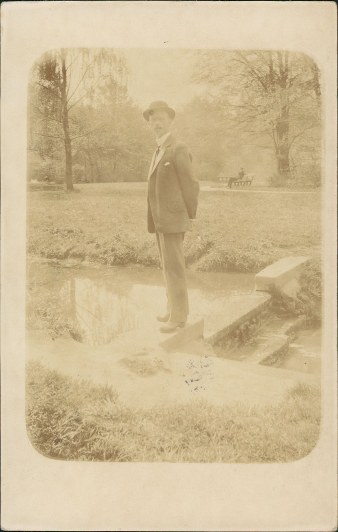 vergrößern: Bildseite historische Ansichtskarte von 1917: Fotokunst Mann mit Hut frühes Photo (aus Aalborg)::