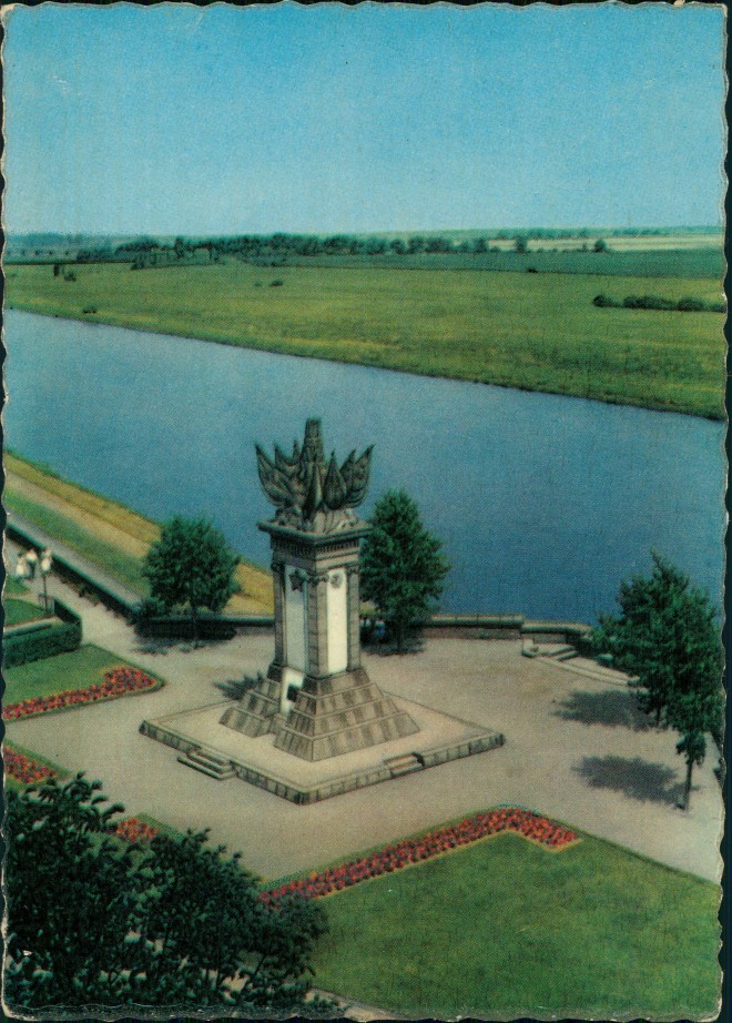 vergrößern: Bildseite historische Ansichtskarte von 1962: Sowjetisches Ehrenmal an der Elbe:: Torgau