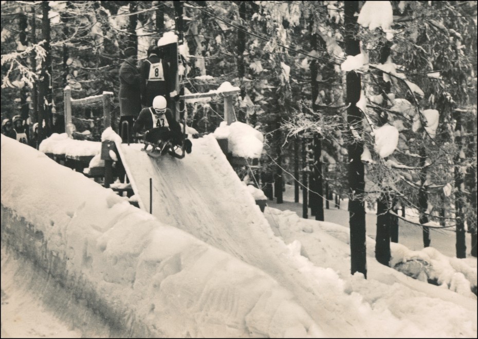 vergrößern: Bildseite historische Ansichtskarte von 1966: Rennrodelbahn, Welrmeisterschaften:: Friedrichroda