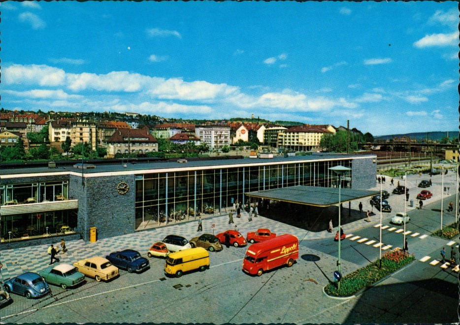 vergrößern: Bildseite historische Ansichtskarte von 1970: Hauptbahnhof Bahnhof Parkplatz div. Auto Modelle ua. VW Käfer::