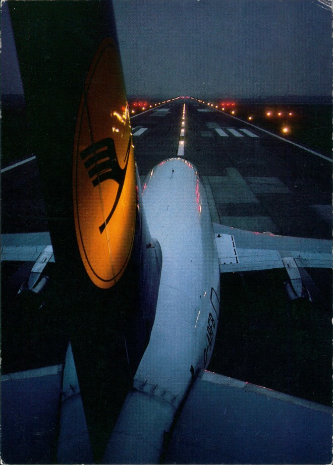 zoom: Image side vintage Postcard from 1988: Flugwesen - Flugzeuge Lufthansa Flugzeug bei Nacht Startbahn::