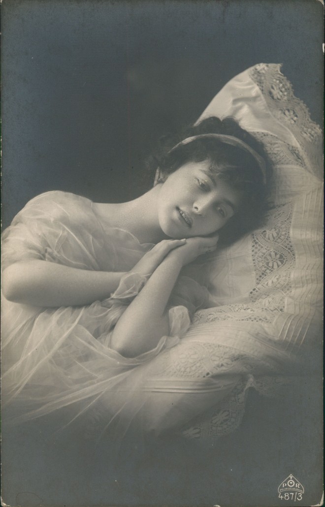 zoom: Image side vintage Postcard from 1908: Frau liegt im Bett - schaut lassiv Fotokunst::