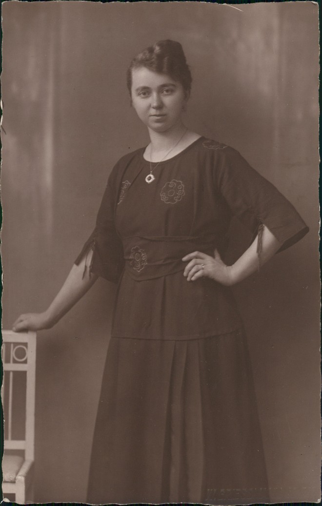 zoom: Image side vintage Postcard from 1925: junge Frau Kleid Mode Zeitgeschichte Atelierfoto::