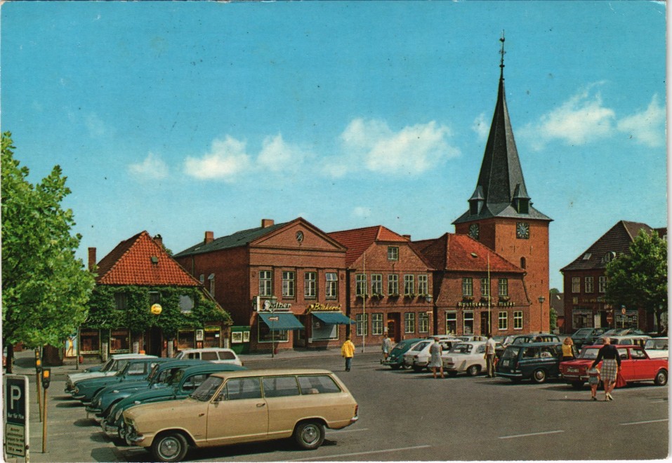 zoom: Image side vintage Postcard from 1979: Marktplatz und Michaeliskirche, Auto Parkplatz:: Lüttenborg