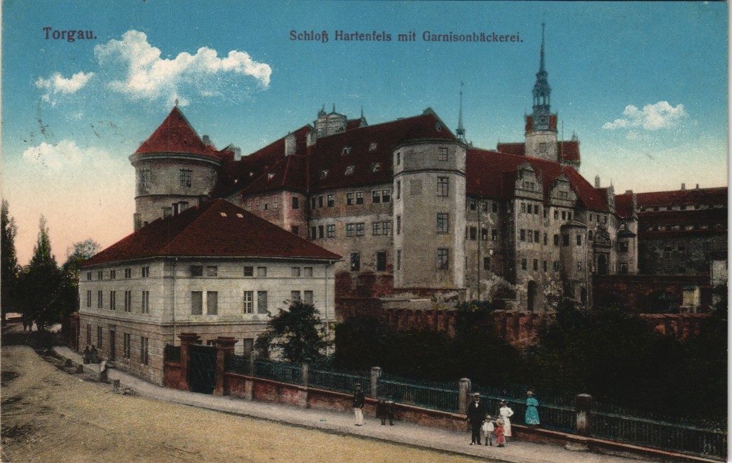 vergrößern: Bildseite historische Ansichtskarte von 1910: Schloss Hartenfels mit Garnison-Bäckerei:: Torgau