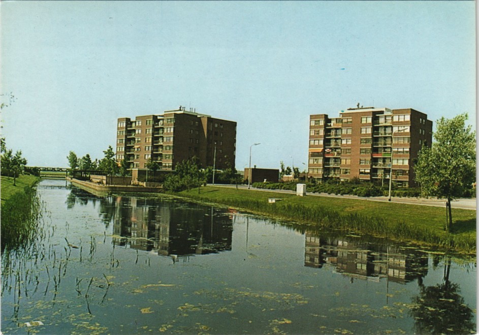 vergrößern: Bildseite historische Ansichtskarte von 1975: Graan voor Visch Ortsansicht mit Wohnblocks:: Hoofddorp