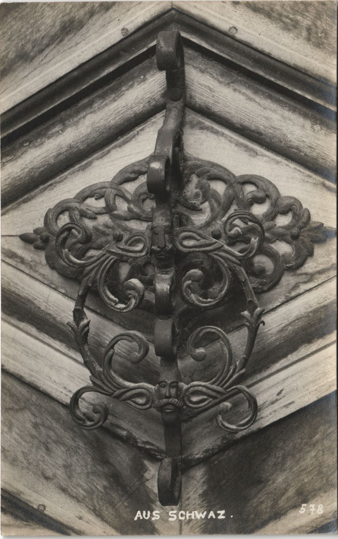 vergrößern: Bildseite historische Ansichtskarte von 1909: historischer Türbeschlag - Fotokunst:: Schwaz