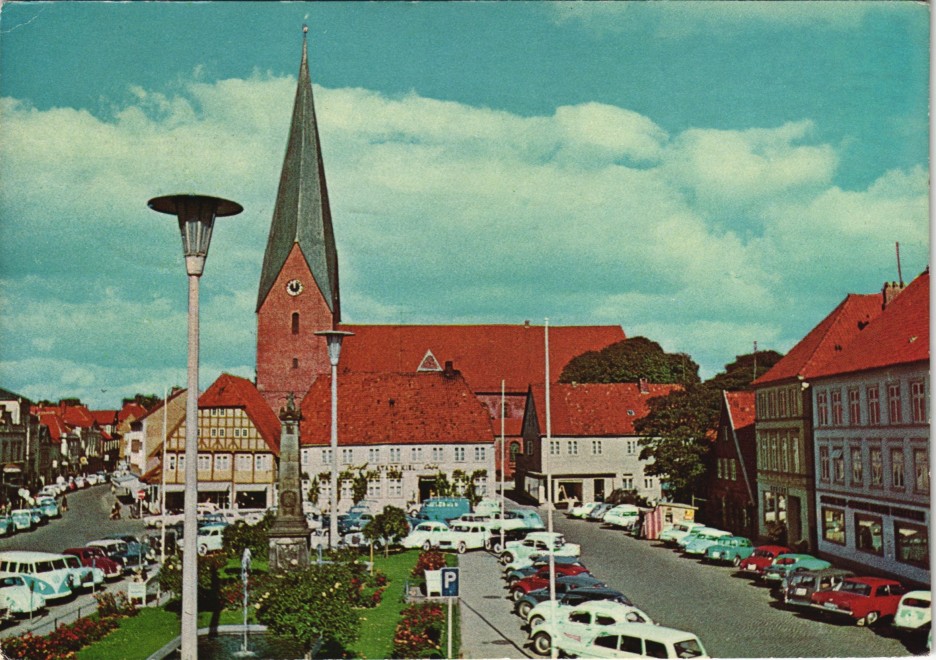 zoom: Image side vintage Postcard from 1978: Partie am Markt - VW Bulli:: Eutin