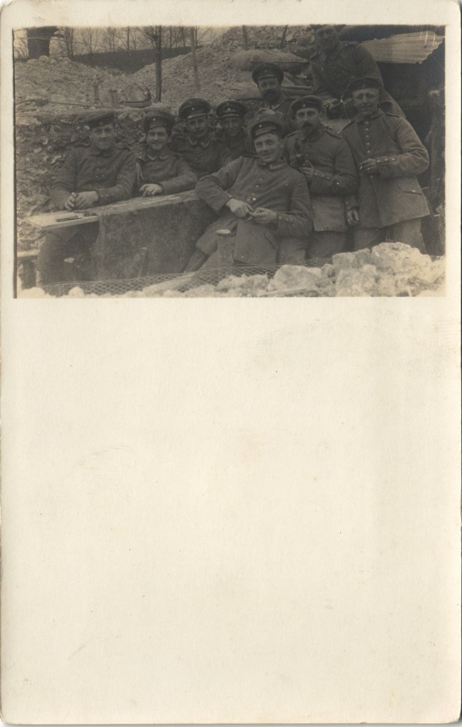 zoom: Image side vintage Postcard from 1915: Militär & Soldatenleben Front-Foto von Soldaten-Gruppe 1. WK::