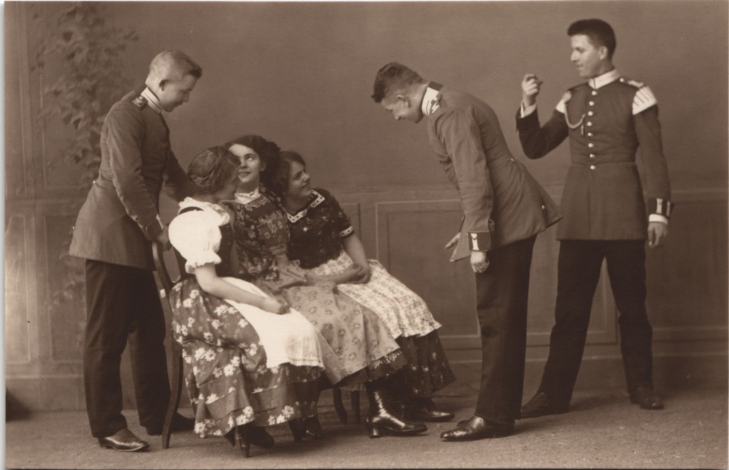 vergrößern: Bildseite historische Ansichtskarte von 1915: Frauen auf Bank umringt von Soldaten - Militaria Atelierfoto::