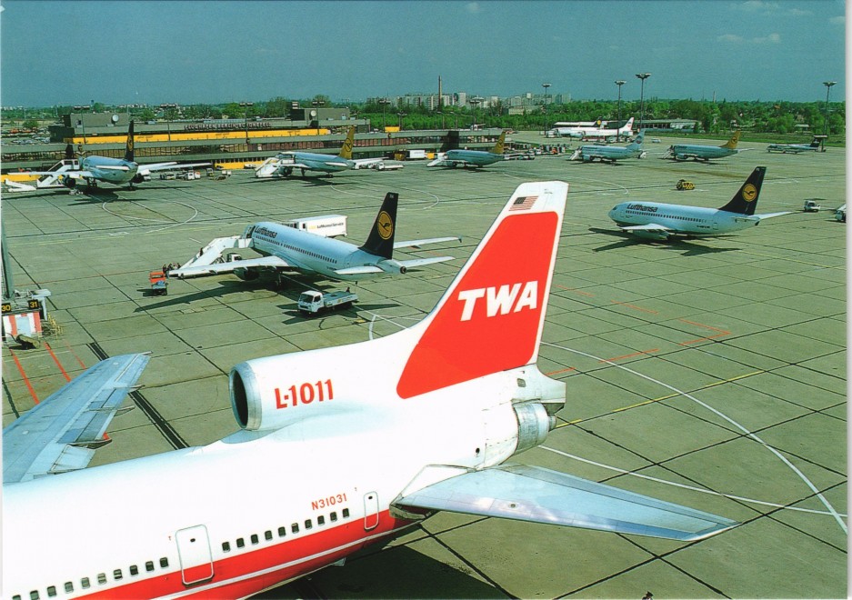 vergrößern: Bildseite historische Ansichtskarte von 1992: Flughafen Berlin-Schönefeld Airport Flugzeuge auf Vorfeld:: Schönefeld-Berlin