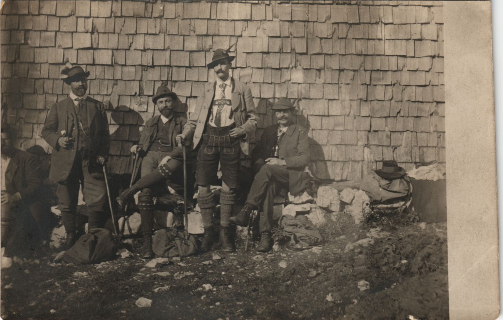 vergrößern: Bildseite historische Ansichtskarte von 1920: 4 Herrn in Trachten-Kleidung, frühe Foto-Kunst-AK::