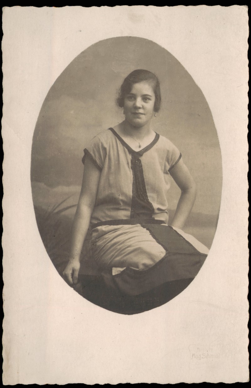 zoom: Image side vintage Postcard from 1922: Menschen / Soziales Leben - Frau Kleid Atelierfoto::