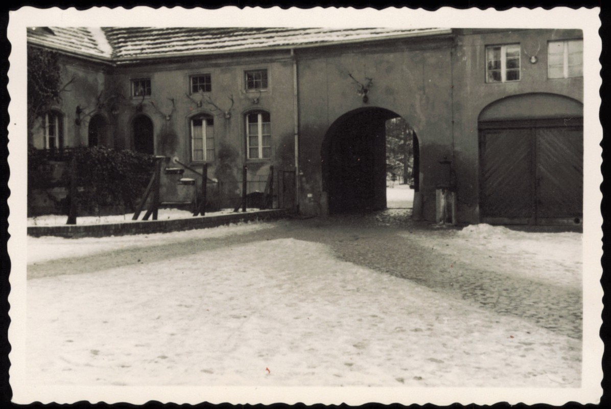 vergrößern: Bildseite historische Ansichtskarte von 1950: Jagdschloss Innenhof im Winter:: Grunewald-Berlin