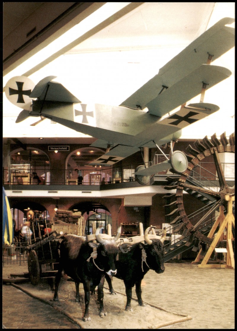 vergrößern: Bildseite historische Ansichtskarte von 1990: Museum für Verkehr und Technik mit FOKKER Dreidecker anno 1917::