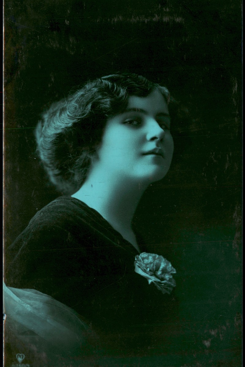 vergrößern: Bildseite historische Ansichtskarte von 1913: Frühe Fotokunst mit Frauen-Motiv Porträt Frau mit Kleid::