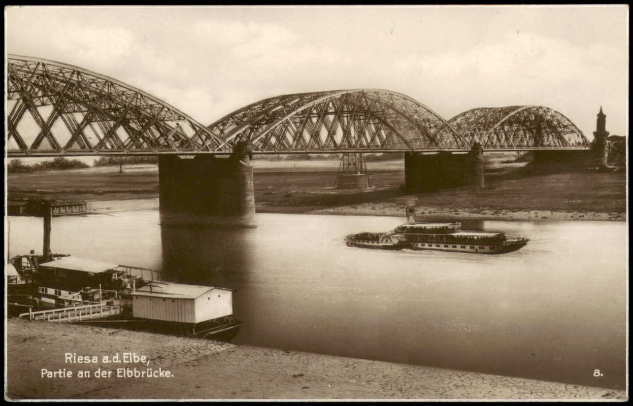 vergrößern: Bildseite historische Ansichtskarte von 1928: Partie an der Elbbrücke - Dampfer:: Riesa