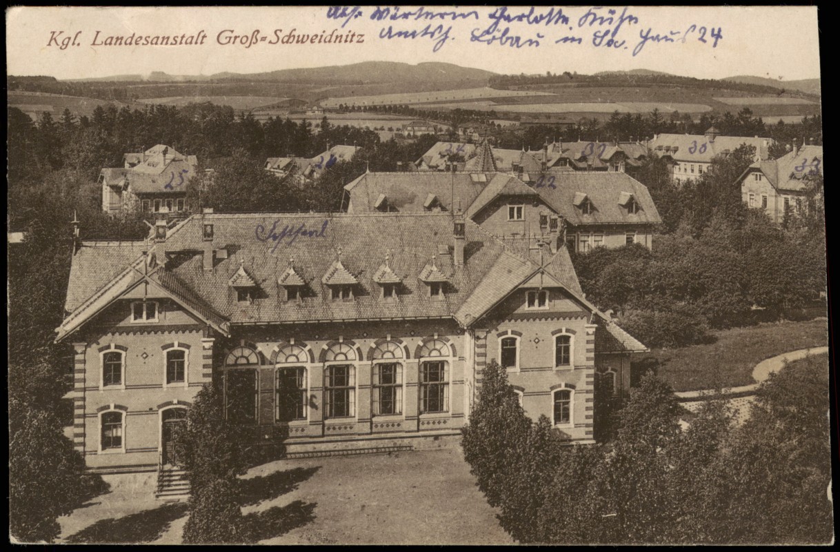 vergrößern: Bildseite historische Ansichtskarte von 1922: Blick über die Landesanstalt:: Großschweidnitz (OL)