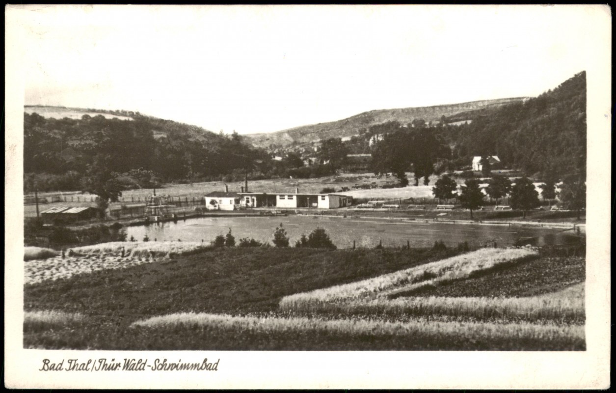 vergrößern: Bildseite historische Ansichtskarte von 1954: Schwimmbad Freibad:: Bad Thal (Thüringen)-Ruhla