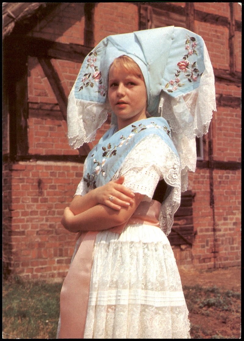 zoom: Image side vintage Postcard from 1981: Dolnoserbska drastwa Frau Tracht Niedersorbische Festtracht - Burg/Spreewald:: Burg (Spreewald)