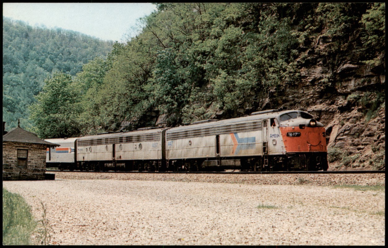 vergrößern: Bildseite historische Ansichtskarte von 1977: THE NATIONAL LIMITED Amtrak near Altoona PA Eisenbahn Railway USA::