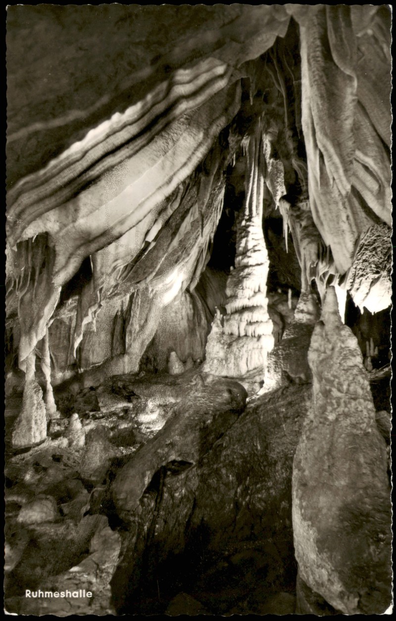 vergrößern: Bildseite historische Ansichtskarte von 1968: Tropfsteinhöhle im Sauerland:: Attendorn