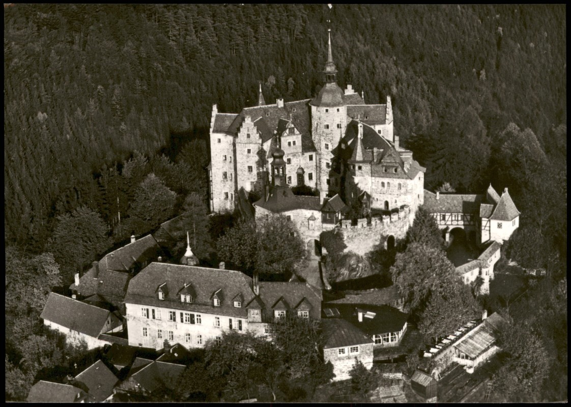 vergrößern: Bildseite historische Ansichtskarte von 1960: Burg vom Flugzeug aus, Luftaufnahme:: Lauenstein-Ludwigsstadt