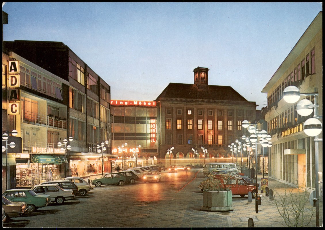 zoom: Image side vintage Postcard from 1988: Markt mit Rathaus, Autos und Geschäfte:: Neuss