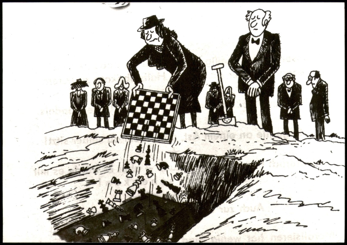 vergrößern: Bildseite historische Ansichtskarte von 1980: Schach (Chess) Motivkarte Schachbrett Figuren (Beerdigung)::