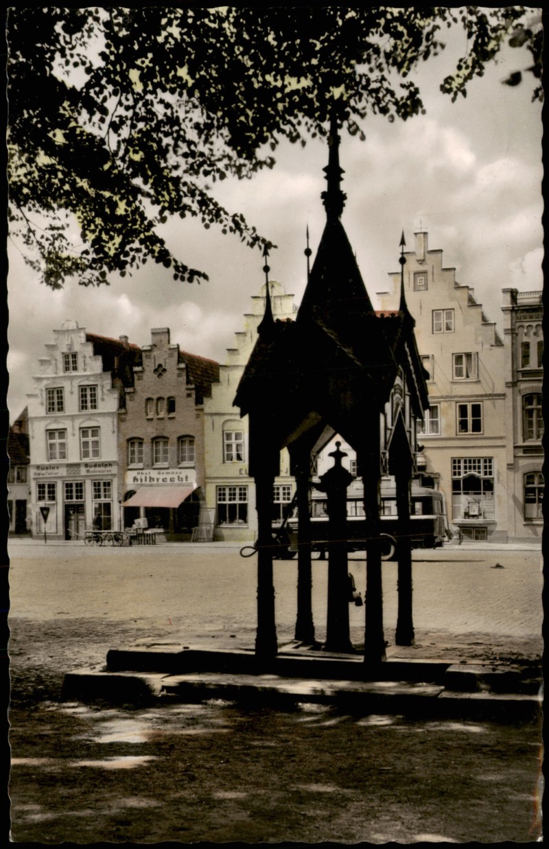 zoom: Image side vintage Postcard from 1956: Markt Bus Geschäfte Marktbrunnen:: Friedrichstadt (Eider)