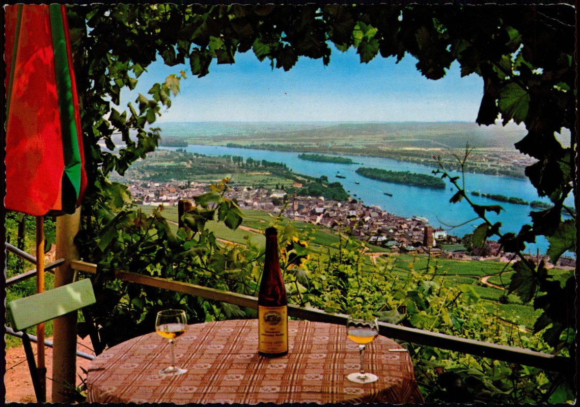 Panorama Ansicht vom gedeckten Tisch aus Wein Motive Rüdesheim