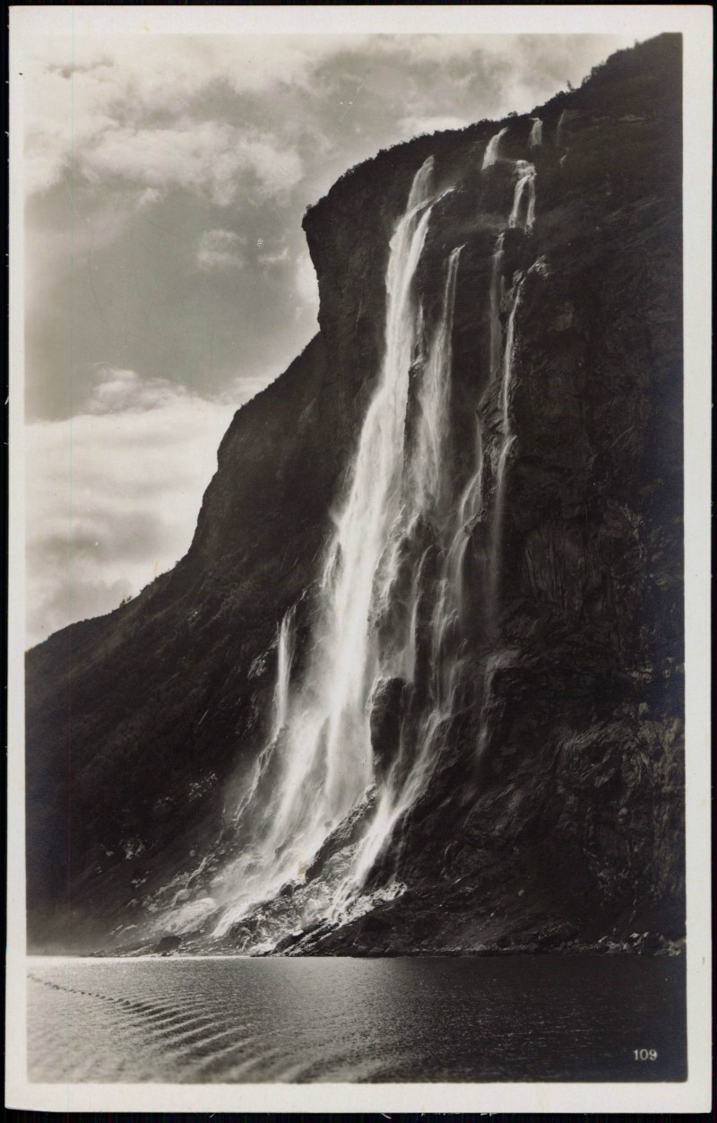 vergrößern: Bildseite historische Ansichtskarte von 1930: Fjord Wasserfall, River Fall Waterfalls:: Norwegen