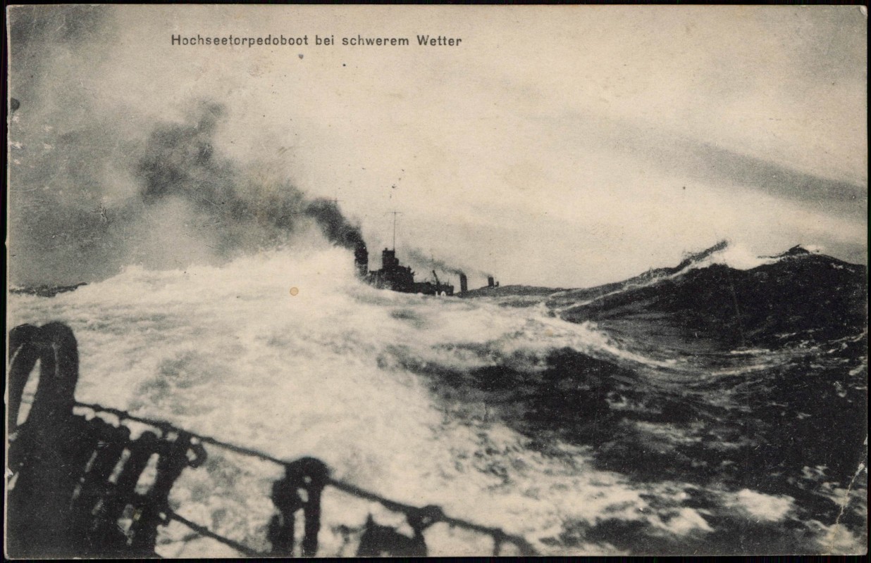 vergrößern: Bildseite historische Ansichtskarte von 1915: Schiffe/Schifffahrt - Kriegsschiffe (Marine) Hochseetorpedoboot bei schwerem Wetter::
