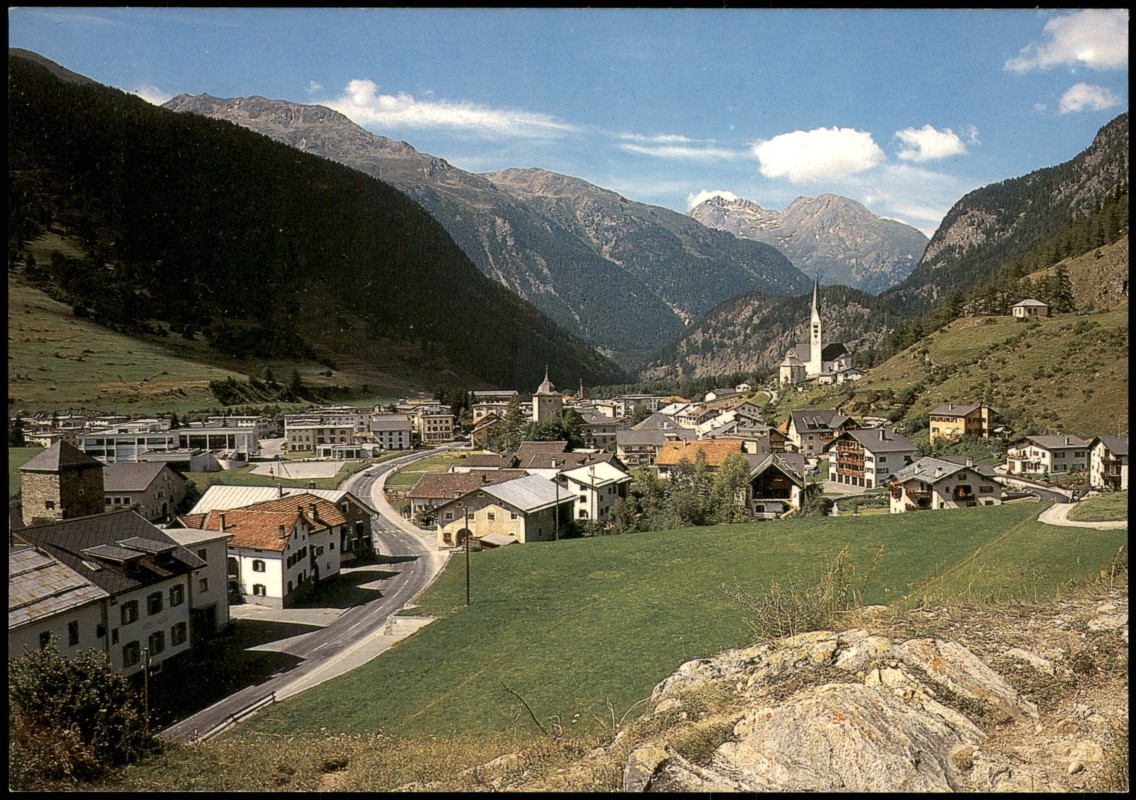 vergrößern: Bildseite historische Ansichtskarte von 1990: Panorama-Ansicht; Ort im Engadin:: Zernez