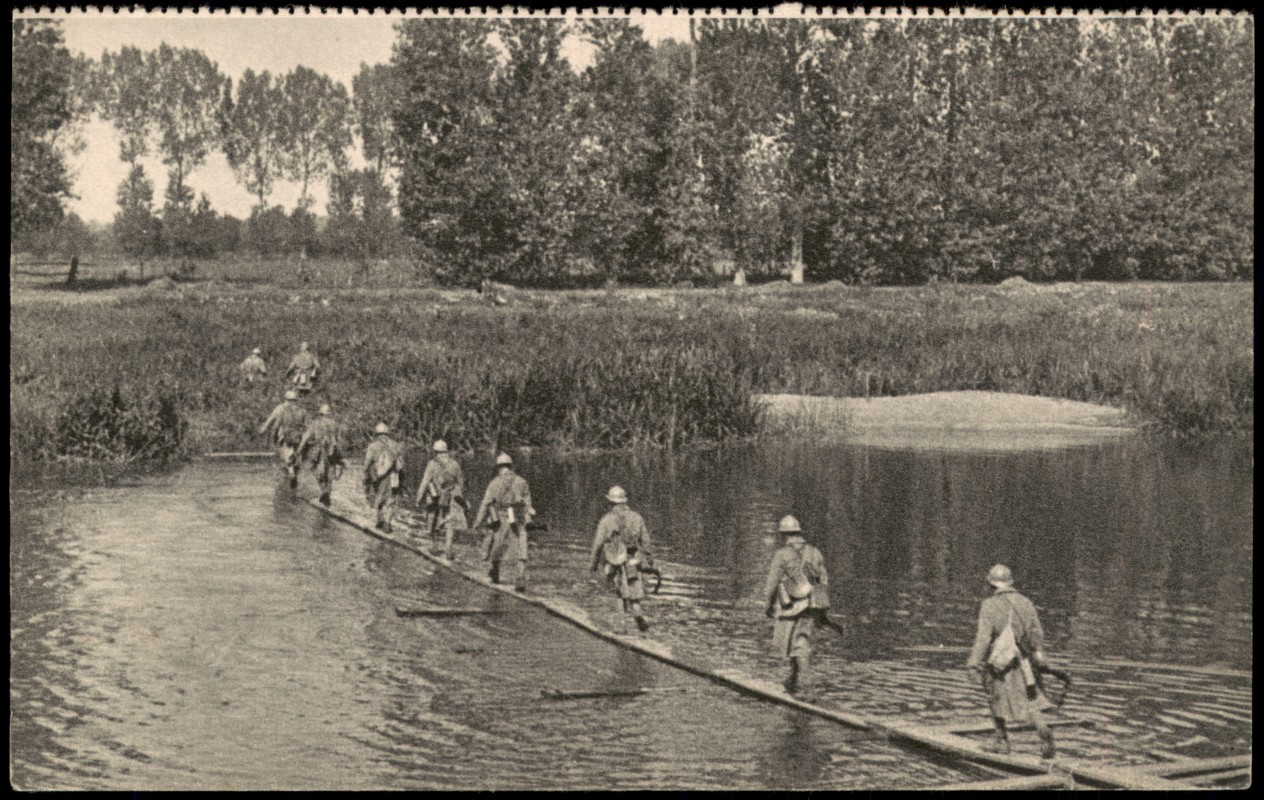 zoom: Image side vintage Postcard from 1910: Passerelle légère d
