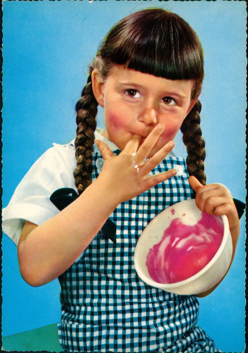 vergrößern: Bildseite historische Ansichtskarte von 1970: Menschen Soziales Leben & Kinder: Kind Mädchen beim Finger ablecken::